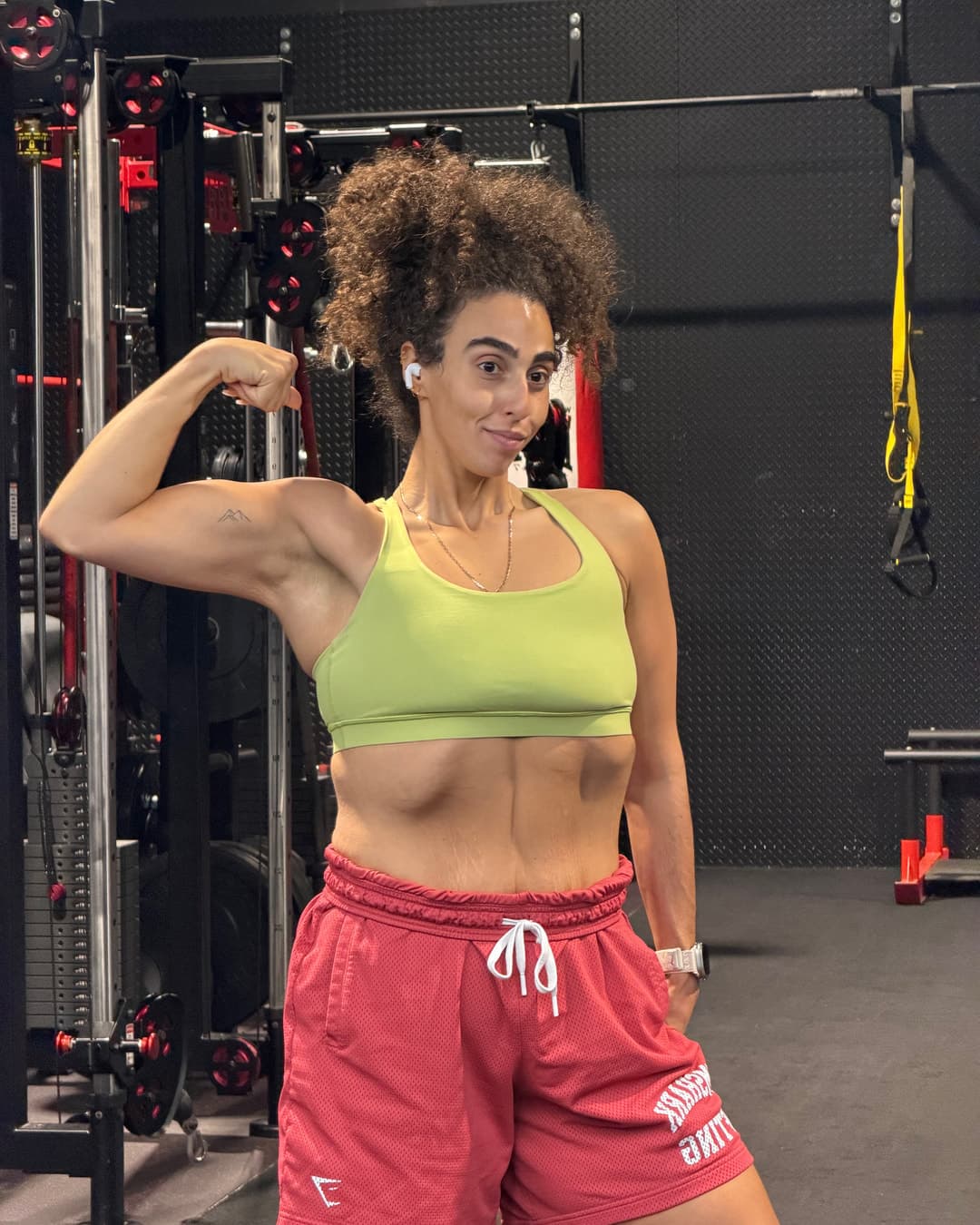 Gabrielle fléchit les bras dans une salle d'entraînement.